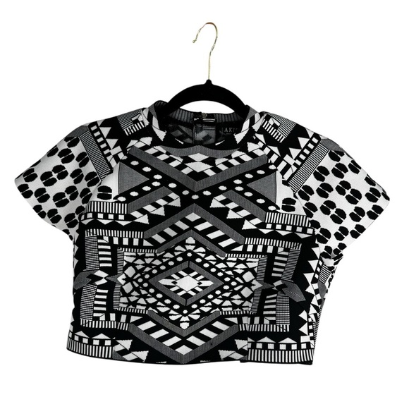 Akira cropped black and white stretch geometric top new small - Picture 7 of 8